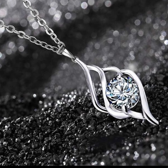 Gorgeous Crystal Pendant Silver necklace - Picture 3 of 6